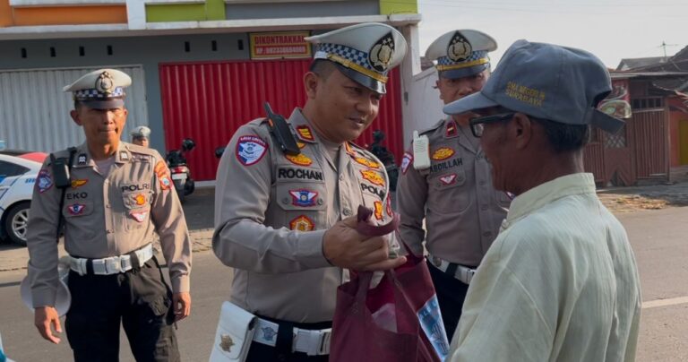 Polri Untuk Masyarakat: Polres Bondowoso Berbagi Sembako Untuk Ojol Sambut Hari Lalu Lintas Bhayangkara ke-70