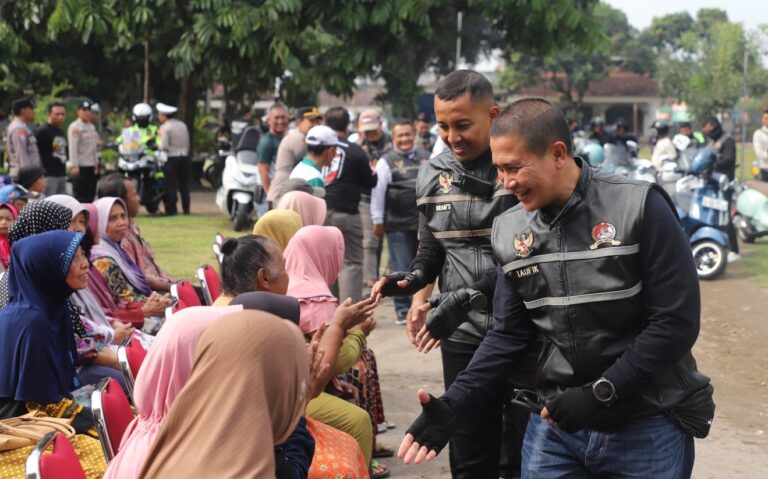 Social Riding: Polres Kediri dan Komunitas DBK Jelajah Desa Sambil Berbagi untuk Warga