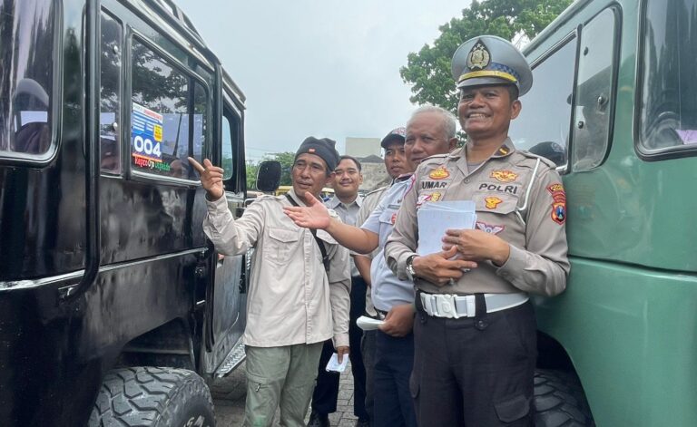 Cegah Kecelakaan, Satlantas Polres Malang Gelar Ramp Check Jeep Wisata Bromo