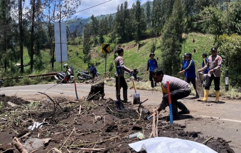 Aksi Cepat Tanggap Polres Probolinggo Tangani Tanah Longsor di Jalur Bromo