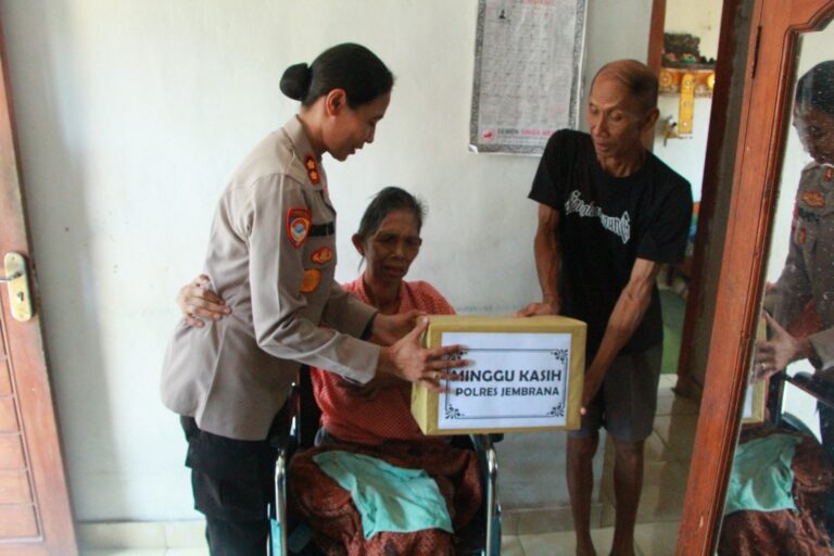 Polri Untuk Masyarakat: Kapolres Jembrana Serahkan Bantuan untuk Warga Lewat Program Minggu Kasih