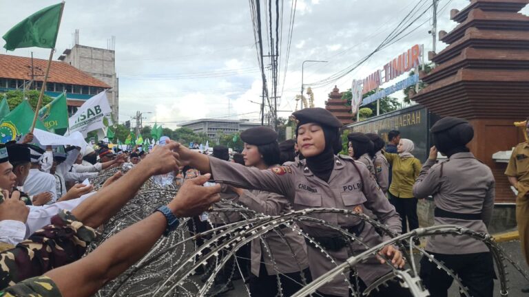 Polrestabes Surabaya Libatkan Tim Negosiator Polwan, Beri Layanan Pengamanan Aksi Ribuan Santri di DPRD Jatim