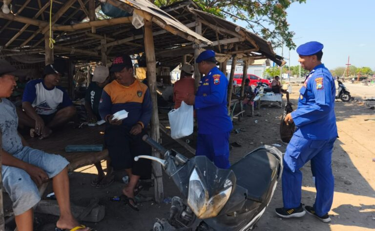 Harkamtibmas: Patroli Pesisir Polres Situbondo Berbagi Nasi Bungkus untuk Nelayan