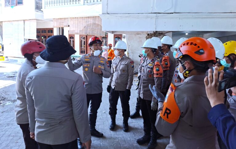 Tim SAR Brimob Polda Jatim Sisir Puing Bangunan Roboh di Ponpes Al Khoziny