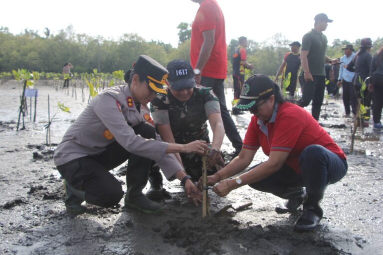 Polres Jembrana Sukseskan Penanaman Pohon Serentak di Delapan Titik, Dukung Program Penghijauan Pemerintah