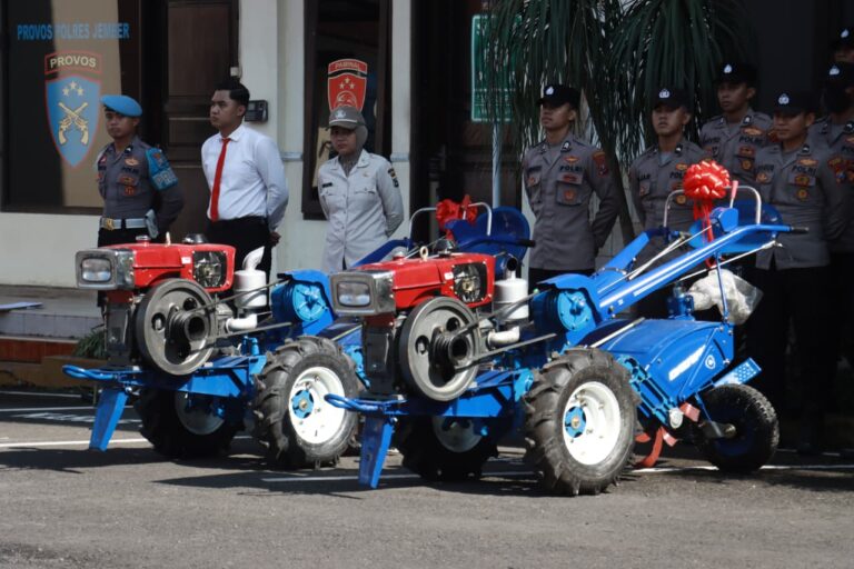 Kapolres Jember Serahkan 2 Unit Traktor Dukung Ketahanan Pangan