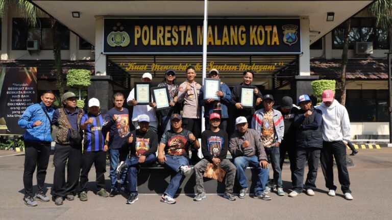 Wakapolresta Malang Kota Beri Piagam Aremania Pemenang Lomba Mural Pos Polisi Yang Rusak Pasca Aksi Demo