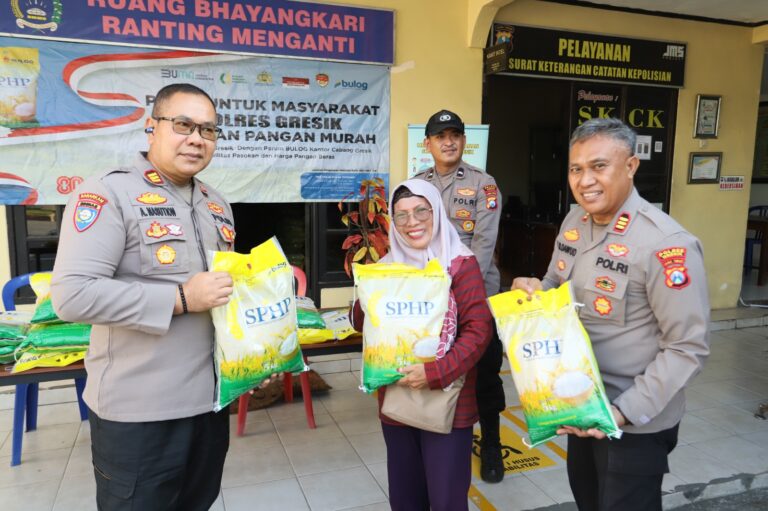 Senyum Sumringah Warga, Peroleh Beras Murah dari Polres Gresik di Hari Pangan Sedunia