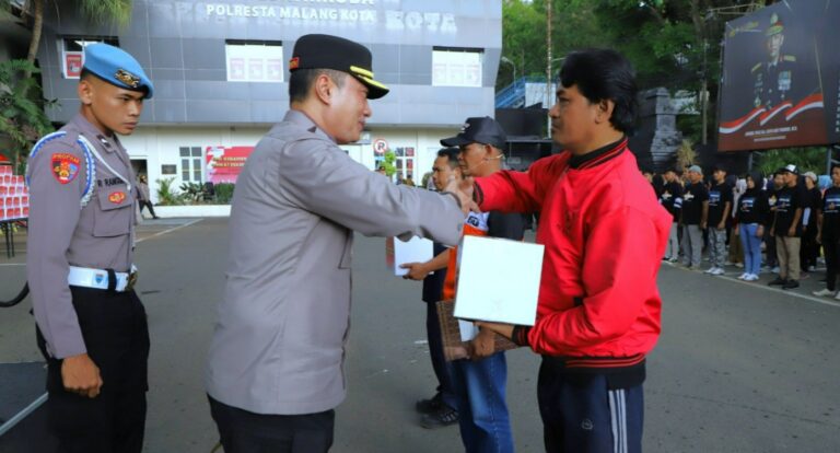 Kapolresta Malang Kota Bagikan 200 Paket Sembako untuk Serikat Buruh dalam Apel Akbar Kebangsaan
