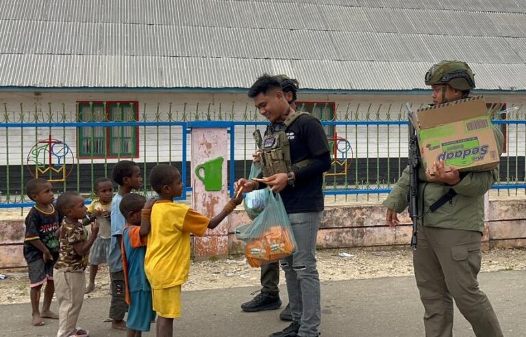 Personel Ops Damai Cartenz Berbagi Kebahagiaan Bersama Warga dan Anak-anak di Enarotali