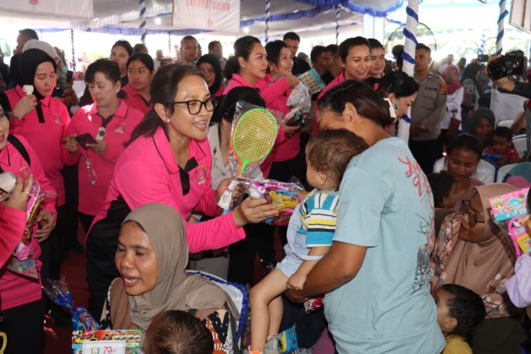 Ketua Umum Bhayangkari Salurkan 5.000 Paket Bansos, Gelar Bakti Kesehatan dan Religi di NTT