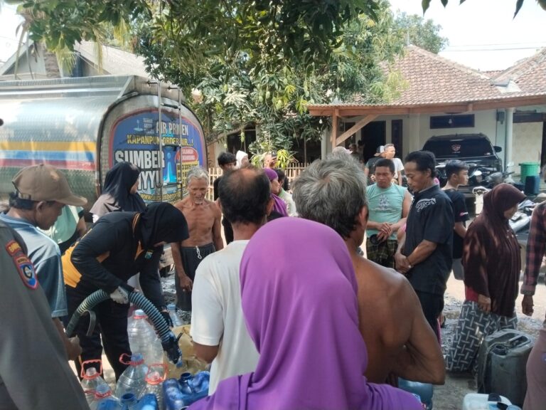 Polri Untuk Masyarakat: Polisi Datangkan Dua Tangki Air Bersih untuk Warga Kenduruhan Pasuruan