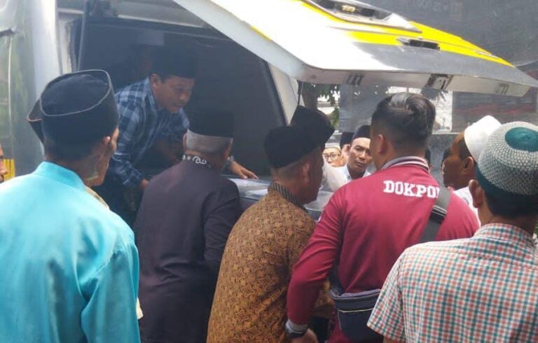 Ambulans Gratis Polres Gresik Antar Jenazah Pahlawan Devisa Asal Desa Lowayu ke Rumah Duka