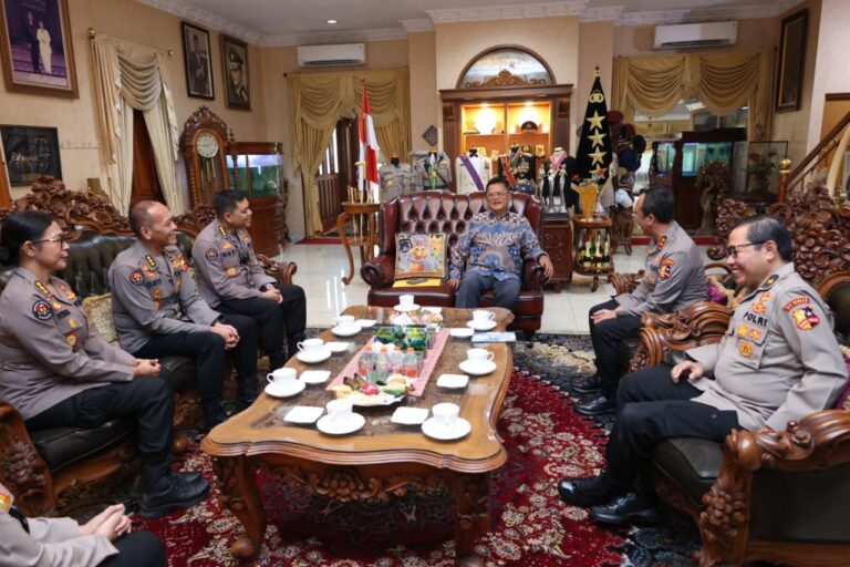 Jajaran Divhumas Polri Laksanakan Anjangsana ke Jend. Pol (Purn) Da’i Bachtiar