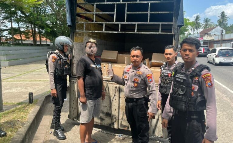 Patroli Polresta Banyuwangi Berhasil Gagalkan Penyelundupan Ribuan Botol Arak dari Bali
