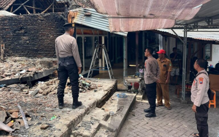 Polres Pasuruan Salurkan Bantuan untuk Korban Kebakaran di Rembang