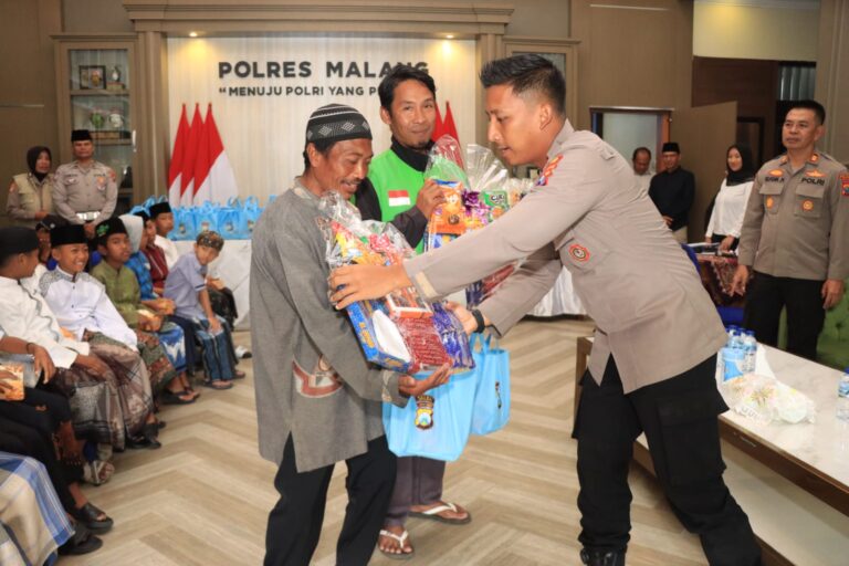 Polres Malang Gelar Khitan Massal Gratis, Puluhan Anak Dapat Bingkisan dan Sembako