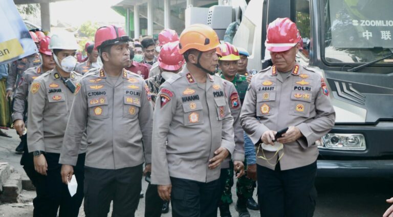 Kapolda Jatim Tinjau Evakuasi Korban Robohnya Bangunan Ponpes Al Khoziny di Sidoarjo