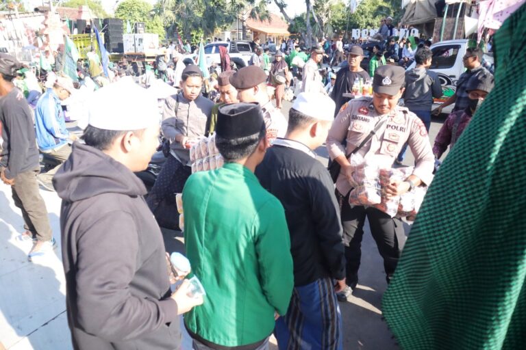Humanis, Polisi Berbagi Roti dan Air untuk Aksi Damai Alumni Ponpes di Situbondo Berlangsung Sejuk