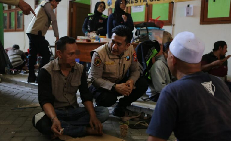 Polda Jatim Libatkan Tim Psikologi Dampingi Keluarga Korban di Ponpes Al-Khoziny