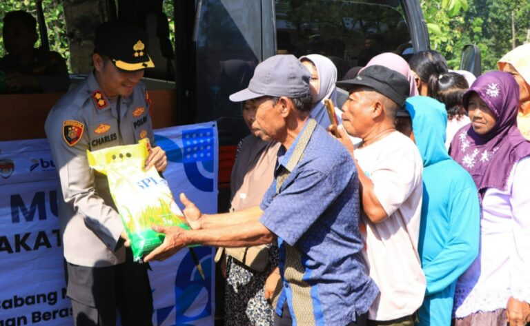 Polres Ngawi Berbagi Warga Desa Pacing: Terimakasih Pak Polisi