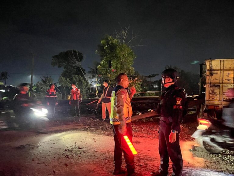 Brimob Polda Metro Jaya Amankan Lokasi Kereta Anjlok di Kedung Waringin, Bekasi