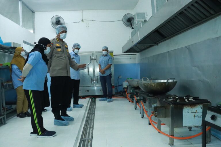 Itwasda Polda Jatim Lakukan Pengawasan SPPG Polres Gresik Pastikan Kualitas dan Kebersihan MBG