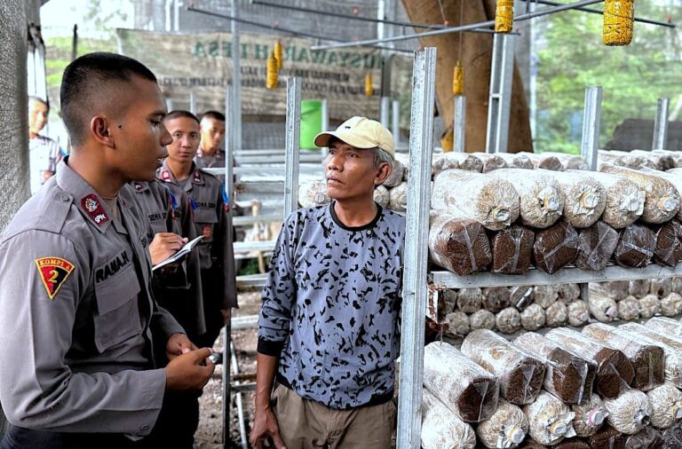 “Live In”: Siswa Diktukba SPN Polda Jatim Edukasi Budidaya Bandeng dan Jamur di Gresik