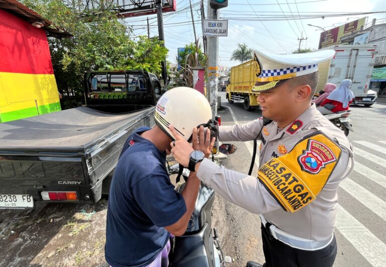 Operasi Zebra Semeru Polresta Malang Kota Bagikan 100 Helm Gratis