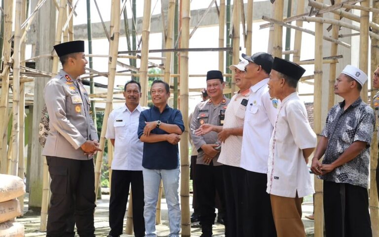 Polres Kediri Salurkan Puluhan Karung Semen Dukung Pembangunan Masjid