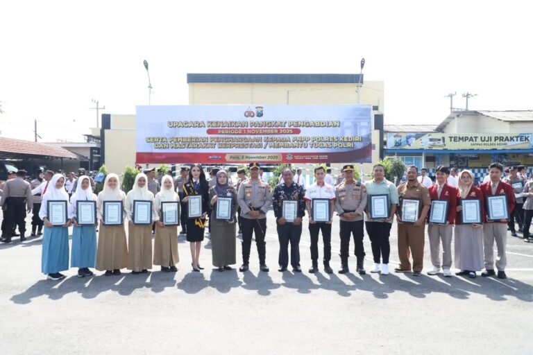 Kapolres Kediri Beri Penghargaan 38 Personel dan 15 Warga Masyarakat