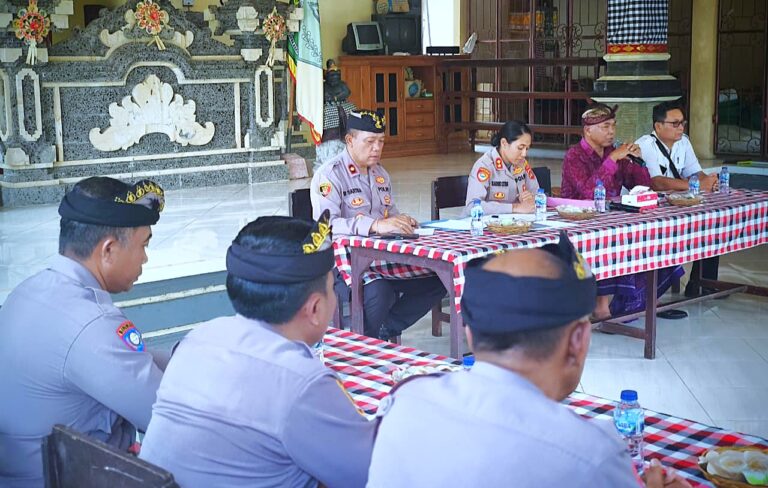 Kapolres Jembrana Gelar Jumat Curhat di Desa Pergung, Bahas Pengamanan Pasar Adat dan Kamtibmas