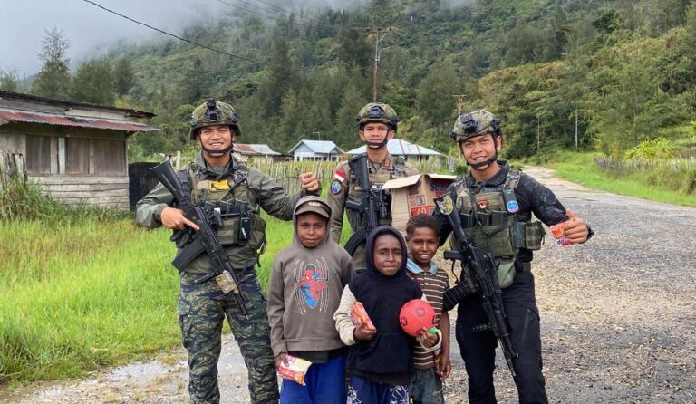 Personel Ops Damai Cartenz Tebar Keceriaan Bersama Anak-Anak di Distrik Bibida Paniai