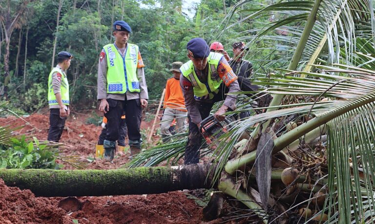 Polri Terus Berupaya Mencari, Berikan Layanan Medis dan Trauma Healing Korban Longsor Cibeunying