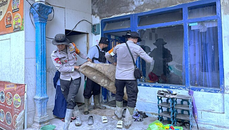 Satbrimob Polda Jawa Timur Perkuat Operasi Kemanusiaan Pasca Erupsi Semeru