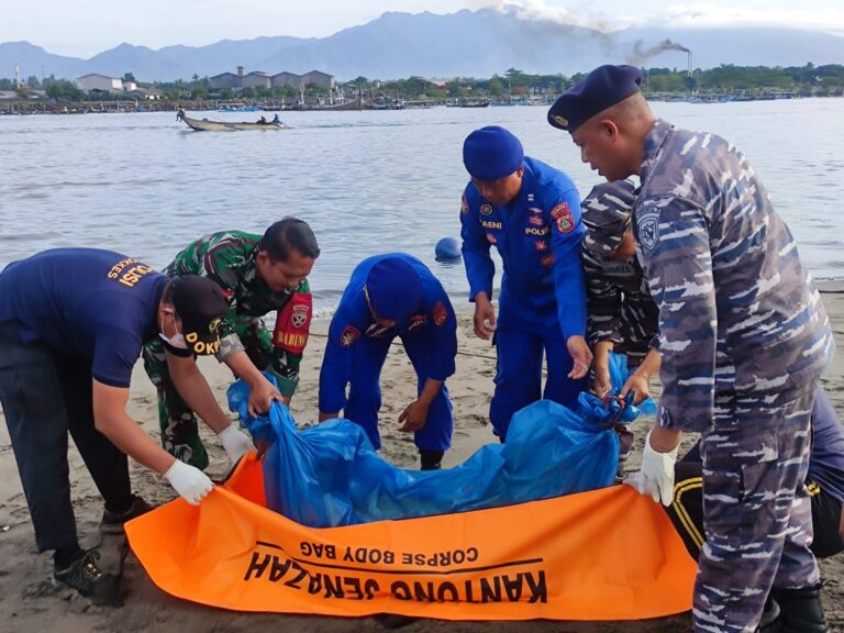 Respon Cepat Laporan Warga Polres Jembrana Evakuasi Temuan Jenazah di Perairan Pengambengan