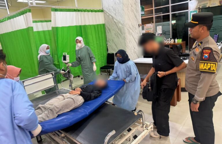 Sigap Tolong Pemotor Mengalami Laka Tunggal di Depan Mako, Anggota SPKT di Lokasi Kejadian Pastikan Pelayanan Cepat