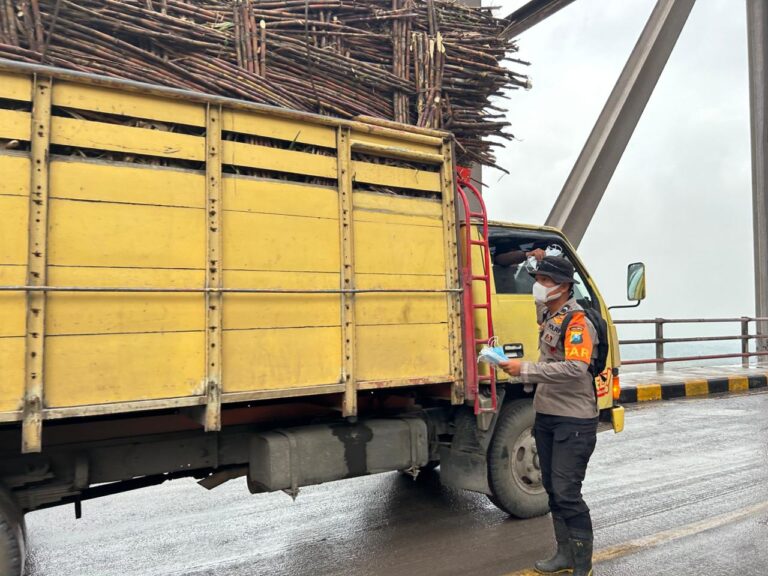 Tim SAR Polda Jatim Bagikan Masker ke Warga Terdampak Abu Vulkanik Semeru
