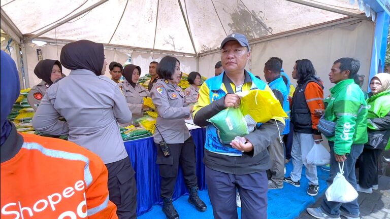 Polresta Malang Kota Bagikan Beras dan Helm Gratis ke Ribuan Driver Ojol Malang Raya Usai Deklarasi Kamtibmas “Jogo Jatim”