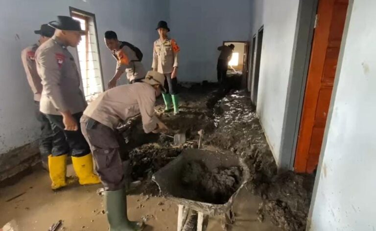 Polisi Bersihkan Rumah Warga Terdampak Erupsi Semeru di Dusun Sumbersari Lumajang