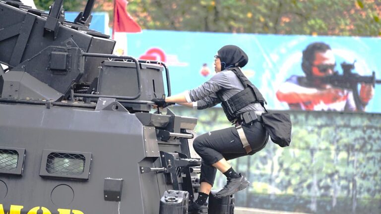 HUT Brimob ke 80 Polwan Polda Jatim Tampilkan Srikandi Challenge Penuh Adrenalin