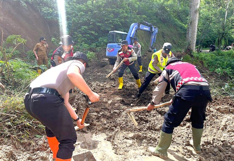 Polres Batu Terjunkan Puluhan Personel Tangani Longsor di Ngantang, Akses Malang – Blitar Kembali Lancar