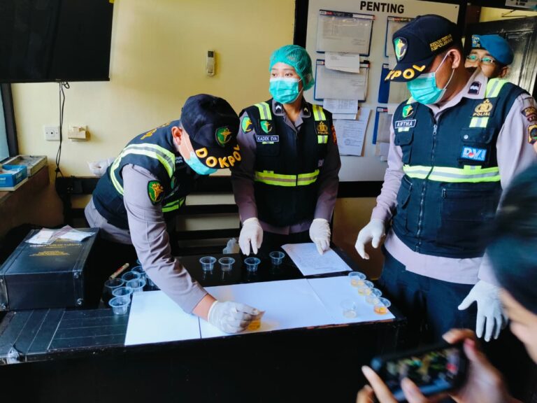 Wujudkan Zero Narkoba Polres Jembrana Laksanakan Tes Urine Anggota