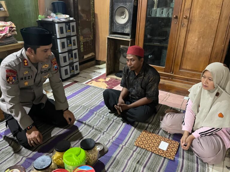 Kapolres Situbondo Beri Santunan untuk Keluarga Korban Ambruknya Atap Asrama Ponpes di Besuki