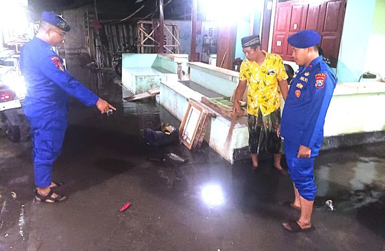Polisi Ajak Warga Pesisir Situbondo Jaga Kebersihan Lingkungan dan Waspada Banjir Rob