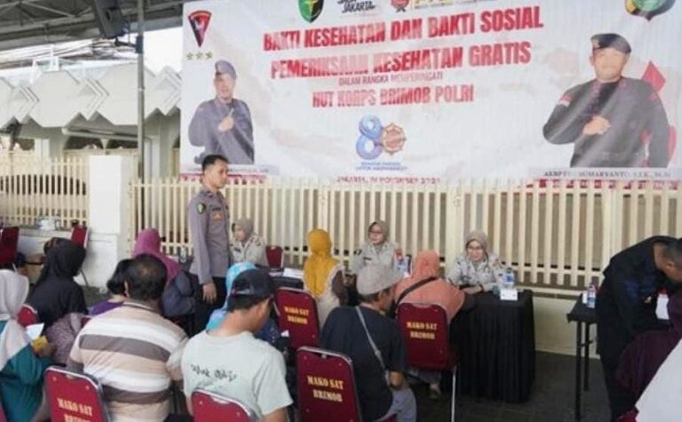 Sambut HUT ke 80 Korps Brimob Polri, Polda Metro Jaya Gelar Bakti Kesehatan Gratis di Kwitang