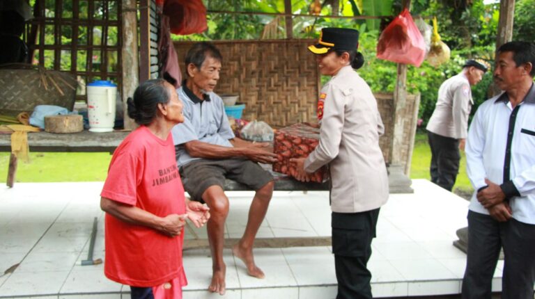 Minggu Kasih, Kapolres Jembrana Salurkan Bantuan ke Warga Dusun Petapan Kelod