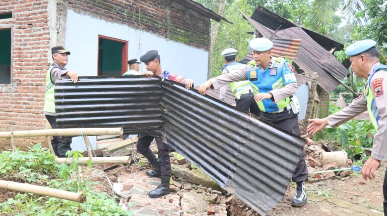 Polri Baksos, Layanan Kesehatan, dan Trauma Healing di Lokasi Bencana di Desa Maribaya