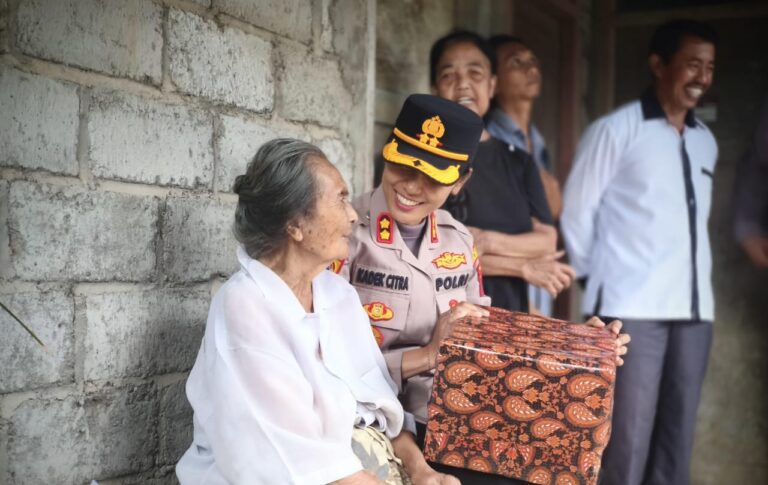 Minggu Kasih: Kapolres Jembrana Salurkan Bantuan di Dusun Petapan Kelod
