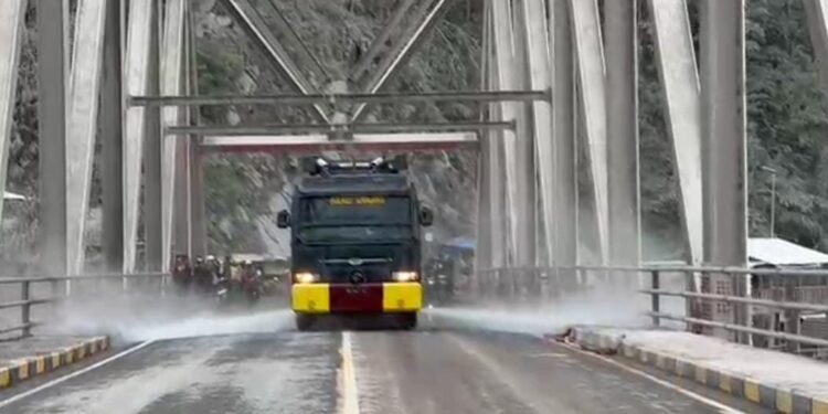 Polres Lumajang Kerahkan Mobil AWC, Bersihkan Sisa Lumpur APG Semeru di Jembatan Besuk Koboan